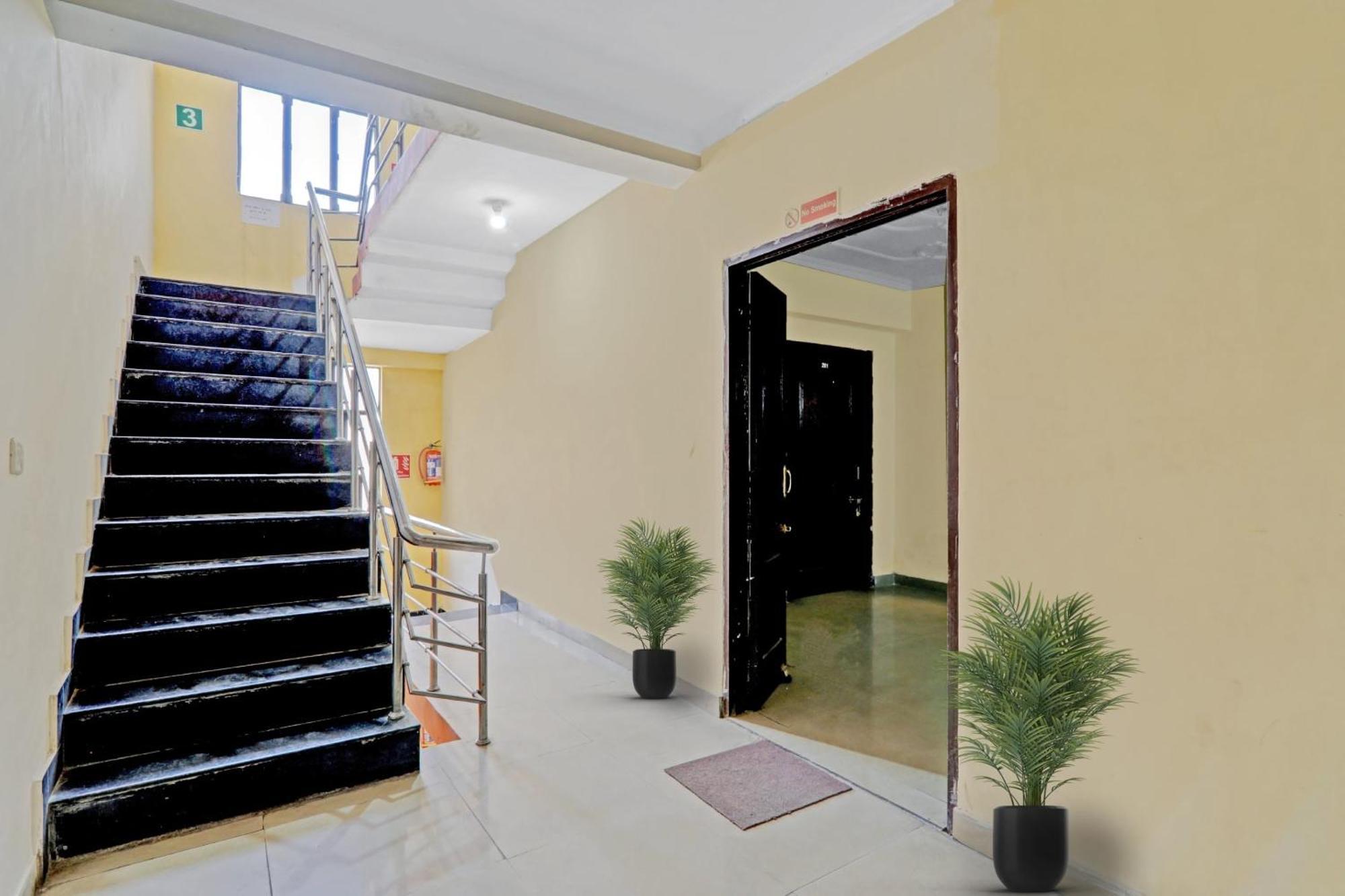 Hotel O J.D Palace Chinhat Екстер'єр фото