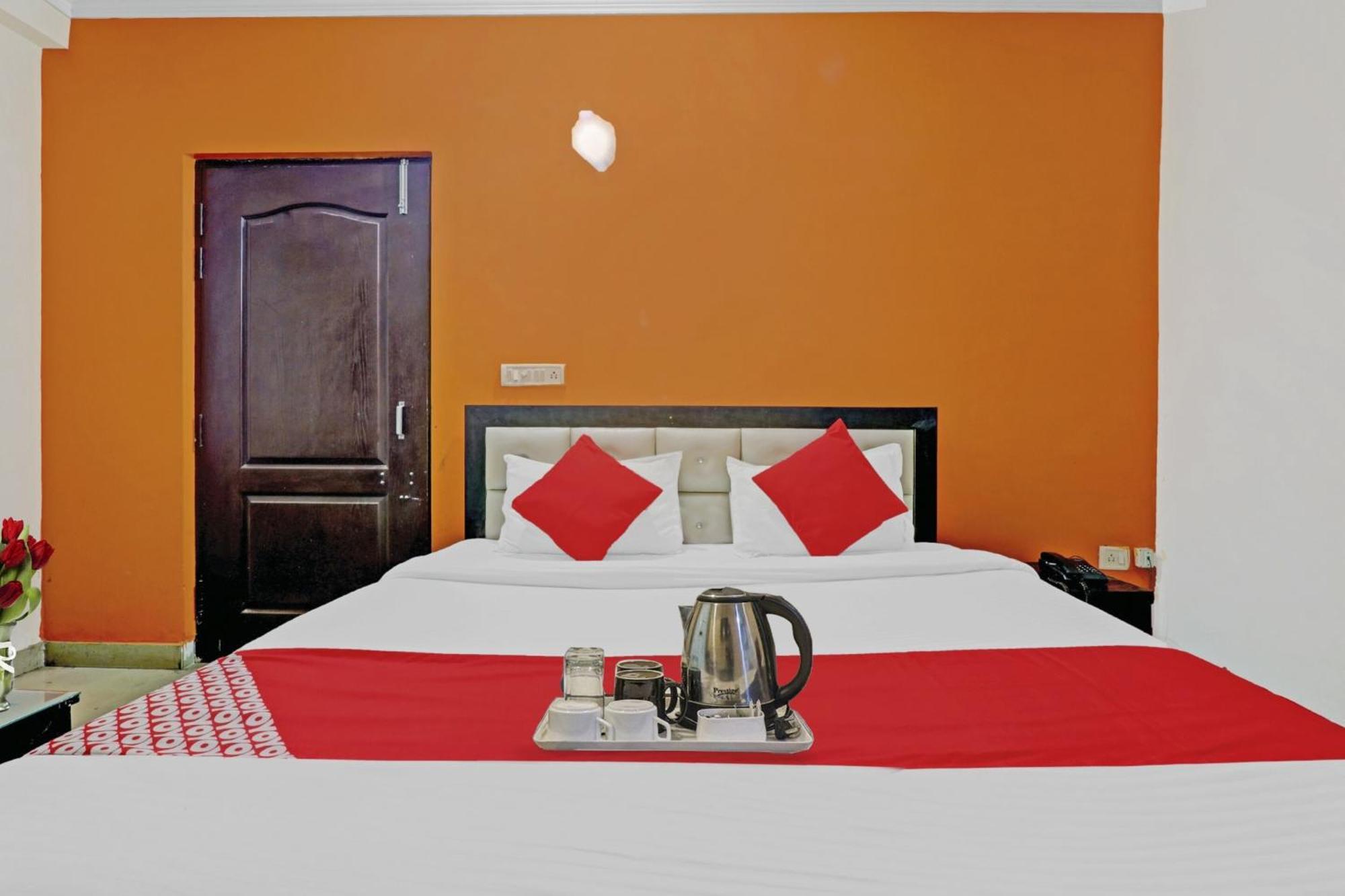 Hotel O J.D Palace Chinhat Екстер'єр фото